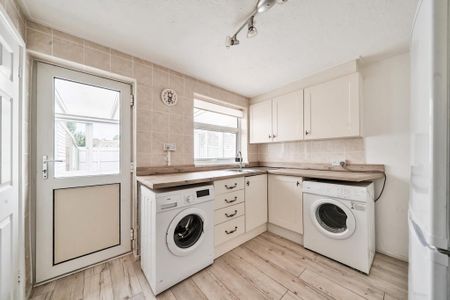 2 bedroom semi-detached bungalow to rent - Photo 5