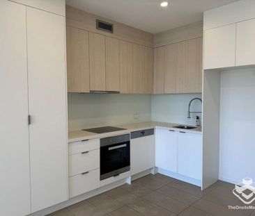 Bright and Roomy Waterfront Townhouse in Emerald Lakes - Photo 6