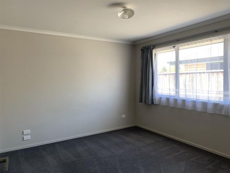 Lovely Modern 3 Bedroom Home - Photo 2