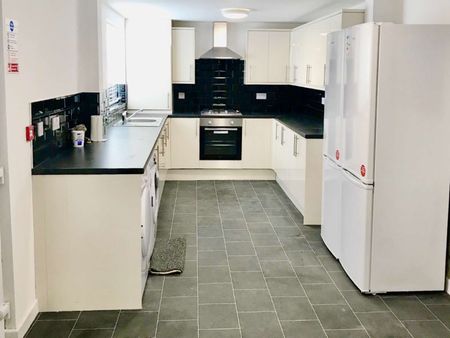 6 bed student house available for 24/25 Academic Year in Leopold Road! Room 6 - Photo 3