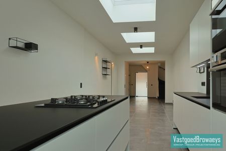 Volledig gerenoveerde rijwoning met terras en tuin - Photo 2