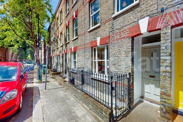 Georgian Townhouse, triplex, four double bedrooms, two bathrooms & Patio Garden - Photo 1