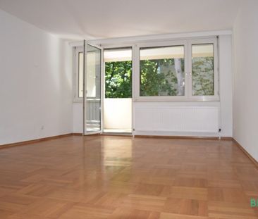 Großzügige, top renovierte Wohnung mit Loggia und Garagenplatz - Bl... - Foto 1