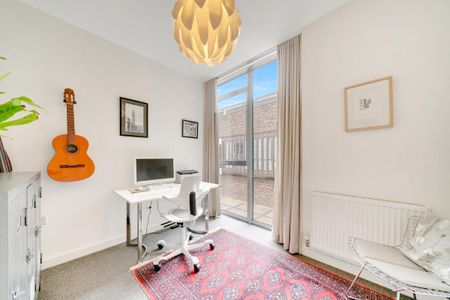 2 bedroom flat in London - Photo 4