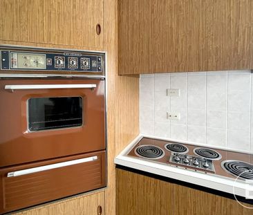 IMMACULATE FAMILY HOME WITH WORKSHOP IN A PRIME LOCATION - Photo 5