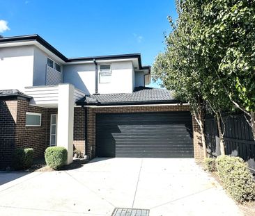 Luxury Townhouse in Central Highett - Photo 1