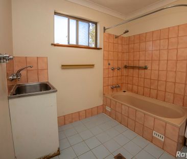 Charming 2-Bedroom Village Sanctuary - Steps from Shops & Beaches! - Photo 5