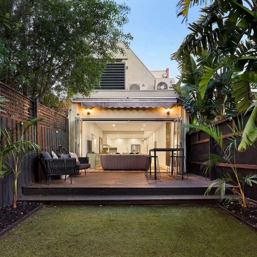 Rare 5-Bedroom Rental in Prime Port Melbourne! - Photo 2