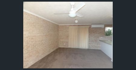 SPACIOUS TWO BED UNIT IN QUIET BLOCK AND CONVENIENT LOCATION - Photo 3