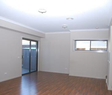 QUALITY MODERN TOWNHOUSE - POSITION PERFECT !! - Photo 1