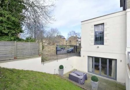 2 Bedroom Terraced - Photo 2