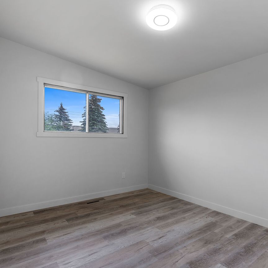 4702 14 Street Northwest, Calgary - Photo 1