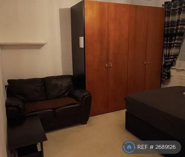 1 bedroom in a house share to rent - Photo 2
