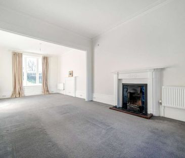 A stunning Grade II Listed Victorian house with a sweeping carriage... - Photo 1