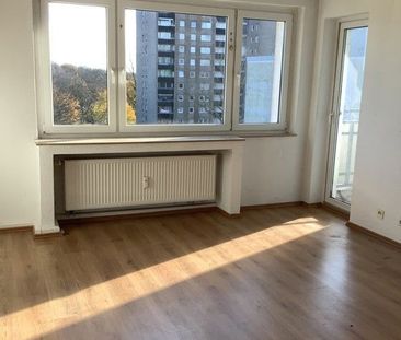 Fernblick inklusive: Renovierte, geräumige 2 Zimmer mit Balkon; Ab ... - Photo 2