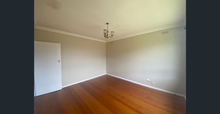 Within walking distance to Ginifer Train Station! - Photo 4