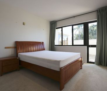 Clifftop Family Home Furnished with Pool - Photo 3