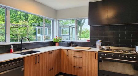 Charming Family Oasis Overlooking Barrett's Lagoon - Photo 3