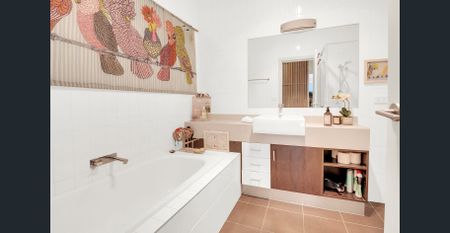 North-facing top-floor living in the heart of Westgarth - Photo 3