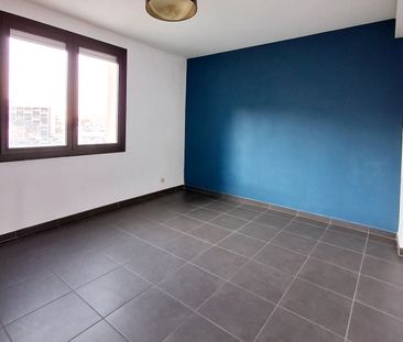 Appartement 3 pièces 73m2 MARSEILLE 8EME 1 016 euros - Photo 1