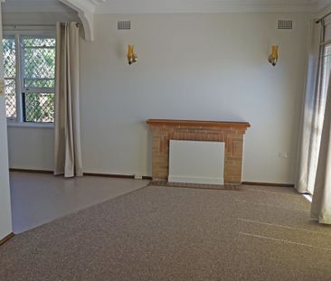 Central location three bedroom home - Photo 5