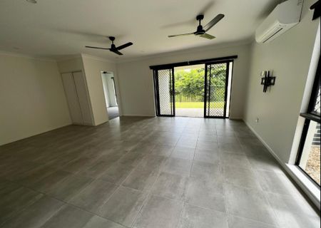 STUNNING FAMILY HOME WITH LAKESIDE LIVING! - Photo 2