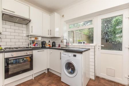 3 bedroom flat to rent - Photo 4