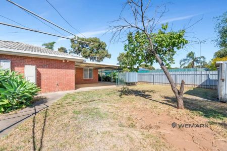 “Stylish Comfort Meets Convenience in Parafield Gardens! 🛋️💫” - Photo 2