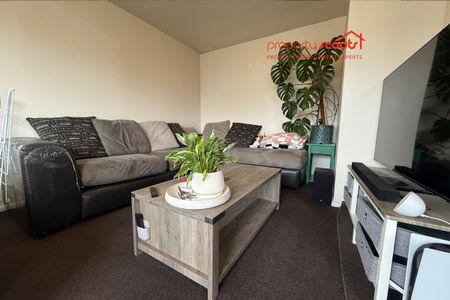 Quiet & Handy – 2 Bedroom Unit with Carport - Photo 2