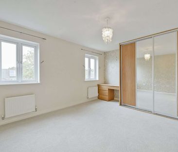 A contemporary townhouse, perfectly suited for family life. - Photo 2