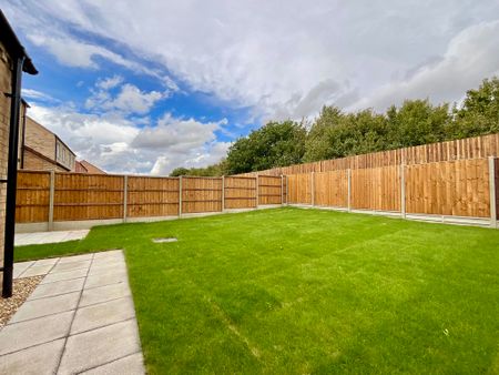 3 bedroom Semi-Detached House to let - Photo 2