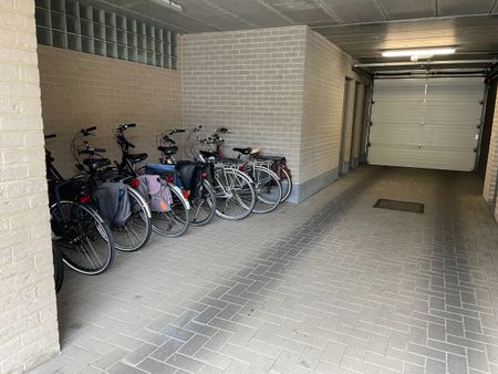 ruim instapklaar twee slaapkamer appartement met groot zongericht terras & gelijkvloerse garage - Photo 5