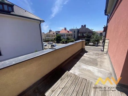 Pronájem atypického podkrovního bytu 2+kk, 65 m - Fotografie 4