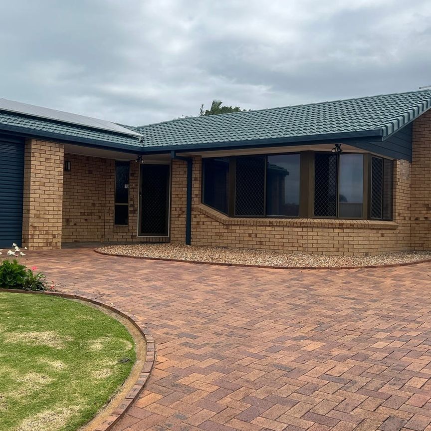 Spacious 3 Bedroom Home in Sought-After Sandstone Point - Photo 2