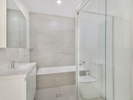 Luxurious and Convenient Top Floor apartment - Photo 3