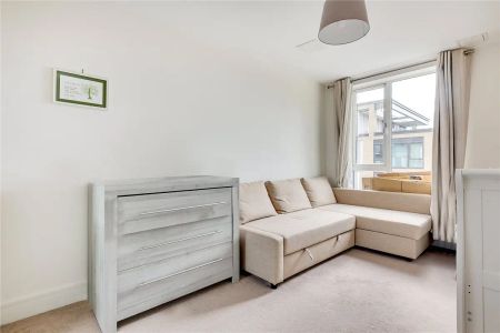 2 bedroom flat in London - Photo 3