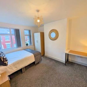 Room in a Shared House, The Towers, LS12 - Photo 3