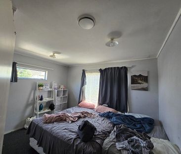 3 Bed Home with Extra Room Space – Secure Backyard - Photo 3