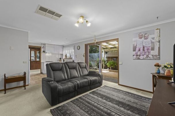 8 Monash Court, Whittington - Photo 1