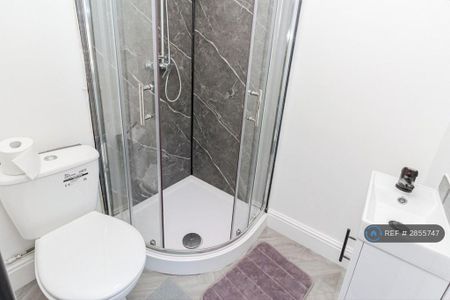 1 bedroom in a house share to rent - Photo 4