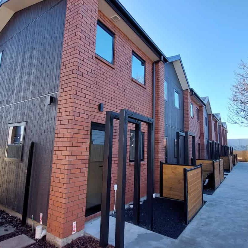 Modern One-Bedroom Townhouse – Prime Location - Photo 1