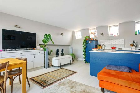 Bright split-level two bedroom home on the top floors of a period conversion - Photo 5