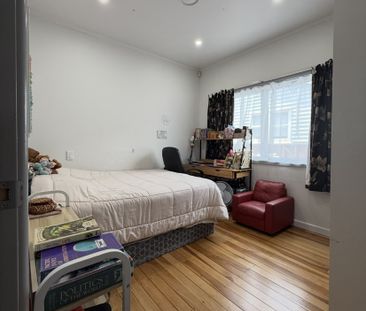 Warm & Spacious Family Home in a Fantastic Location - Photo 5