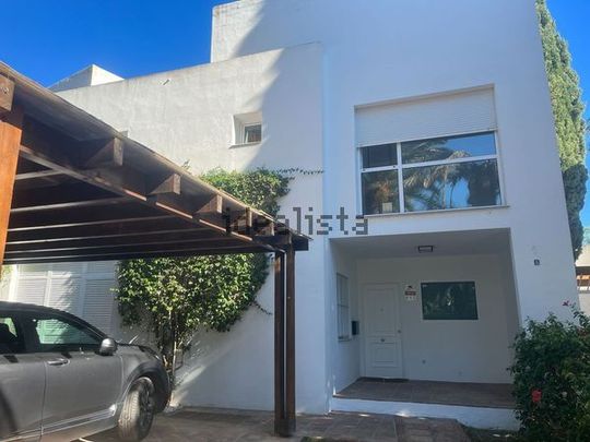 Alquiler de chalet adosado en Calle 4, 134 C - Photo 1