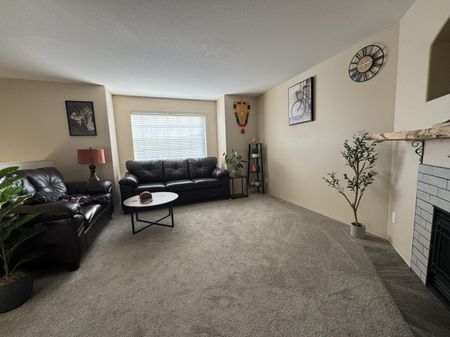 MODERN 4 BEDROOM FULL HOUSE IN BLACKFALDS! - Photo 3