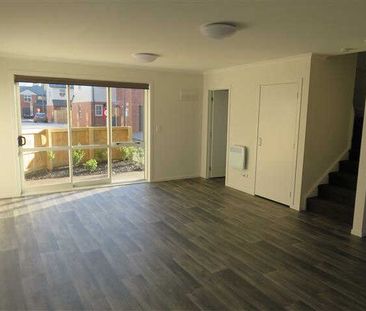 Three bedroom town house is located within a short walk to Waikato ... - Photo 3