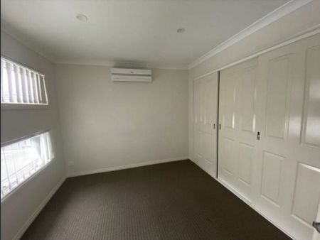 Charming Townhouse in Meadow Heights! - Photo 2