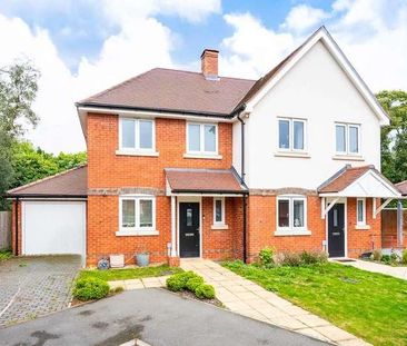 Victoria Mews, Gu, Chilworth, GU4 - Photo 2