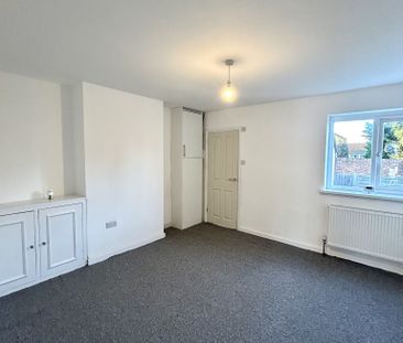 Newly Renovated 1 bed maisonette with PARKING - Photo 1
