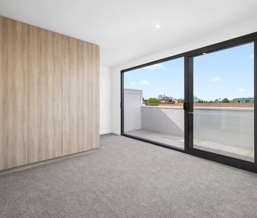 LUXURY THREE-STOREY TOWNHOUSE IN THE HEART OF McKINNON SECONDARY CO... - Photo 4